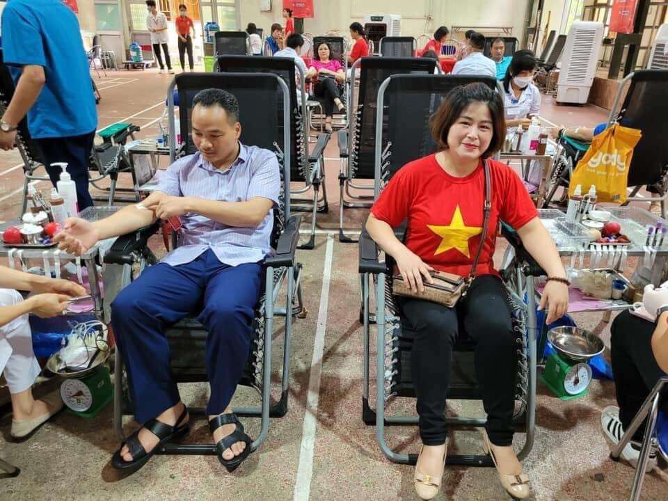Can_bo_giao_vien_nha_truong_voi_hoat_dong_hien_mau_tinh_nguyen_06422