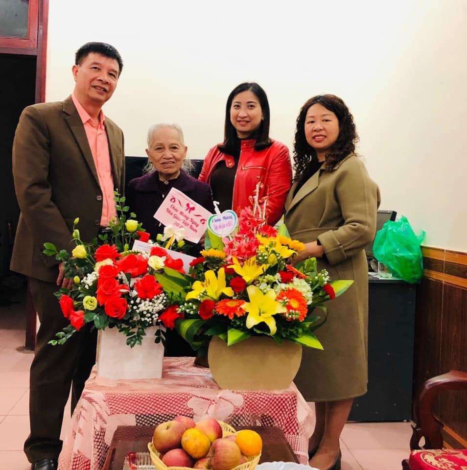 Lanh_dao_nha_truong_tham_va_tang_qua_nguyen_Lanh_dao_nha_truong_nhan_ngay_NGVN_20-11_49657