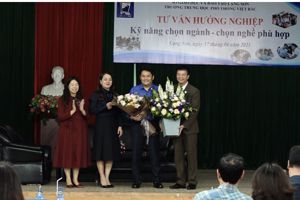 Trường THPT Việt Bắc thực hiện hoạt động tư vấn hướng nghiệp cho học sinh khối 12 Năm học 2020-2021