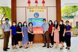 BGH, công đoàn, đoàn thanh niên, Hội chữ thập đỏ, đại diện CMHS trường THPT Việt Bắc trao tặng số tiền ủng hộ công tác phòng chống dịch COVID-19