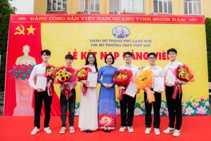 CHI BỘ TRƯỜNG THPT VIỆT BẮC THÀNH PHỐ LẠNG SƠN TỔ CHỨC LỄ DÂNG HƯƠNG VÀ KẾT NẠP ĐẢNG CHO HỌC SINH ƯU TÚ