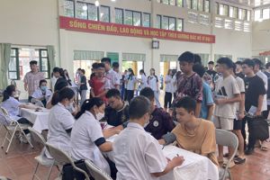 HOẠT ĐỘNG KHÁM SỨC KHỎE ĐẦU NĂM HỌC CHO HỌC SINH TRƯỜNG THPT VIỆT BẮC