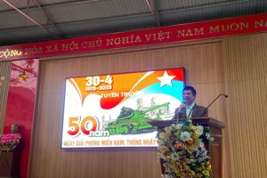 TRƯỜNG THPT VIỆT BẮC TỔ CHỨC CHÀO CỜ TUẦN 32 VỚI HOẠT ĐỘNG TUYÊN TRUYỀN KỶ NIỆM 50 NĂM NGÀY THỐNG NHẤT NON SÔNG ĐẤT NƯỚC